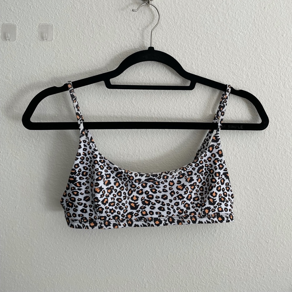 Price negotiable. Never worn. Great quality.Runs S